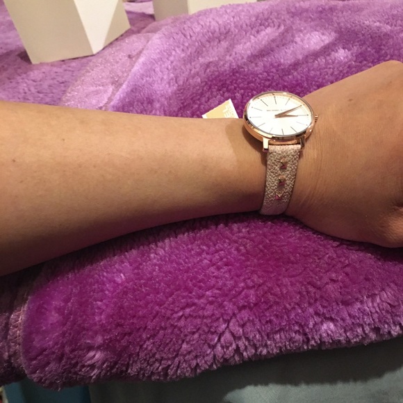 🆕Michael Kors Watch with studs and mk logo strap - Picture 4 of 7